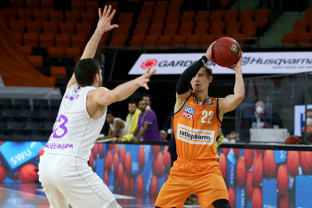 在客场全取 在客场全取